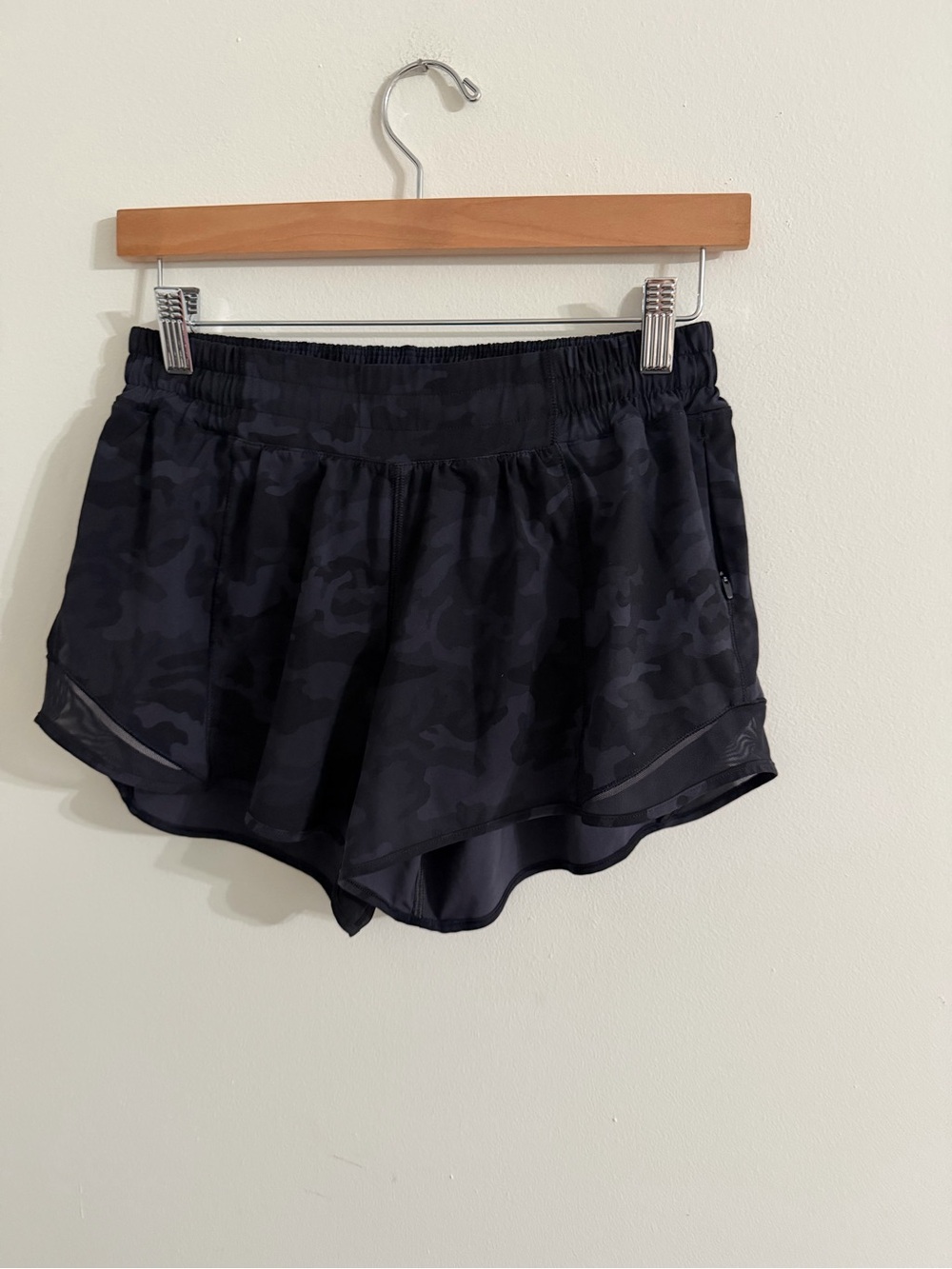 Lululemon Hotty Hot Low Rise Short Size 8 Heritage Camo Deep Coal